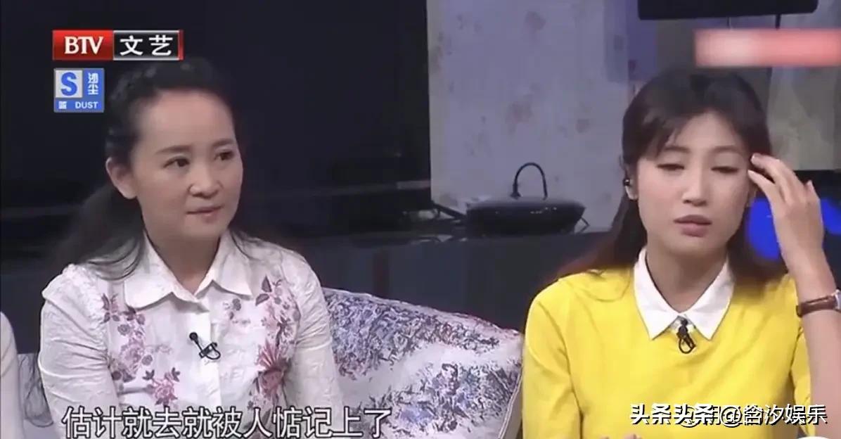 主持人月亮姐姐说：“我们大一刚进校时，春妮有一件特别漂亮的小裙子，有次穿着去公共