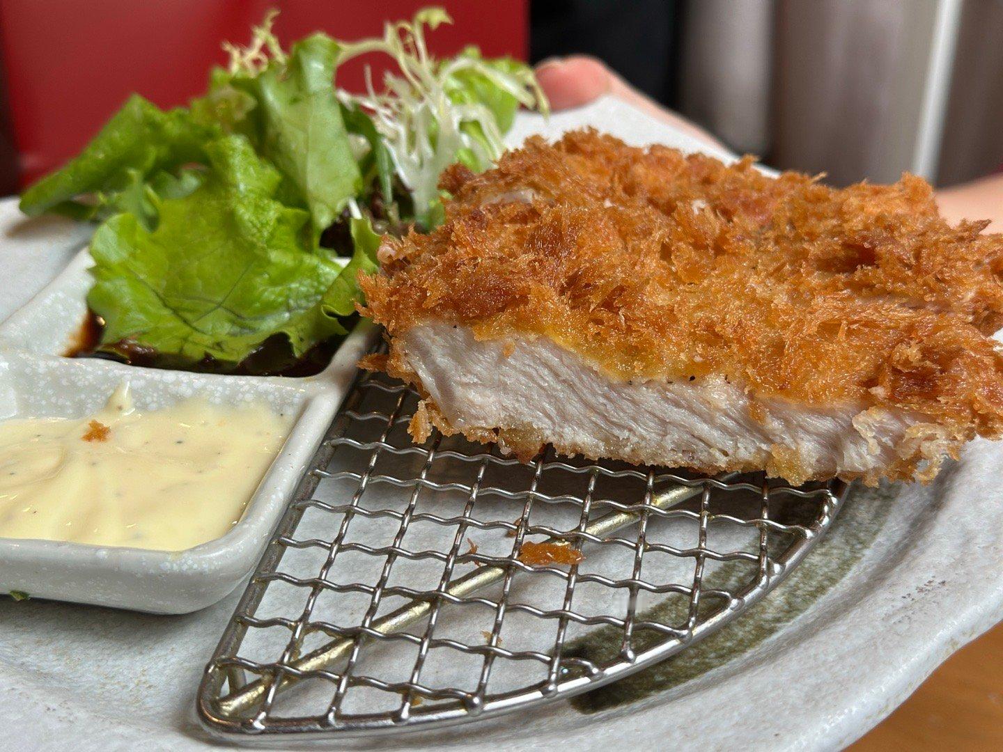 春节前的最后一次拍摄了，拍完请小助理吃个饭。两个人的组合，也要团建一下。小助理前