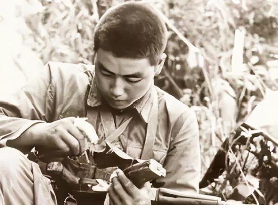 “首长可说了，只要抓到俘虏就立功了，我一定得抓一个俘虏。”1984年，新兵张忠顺
