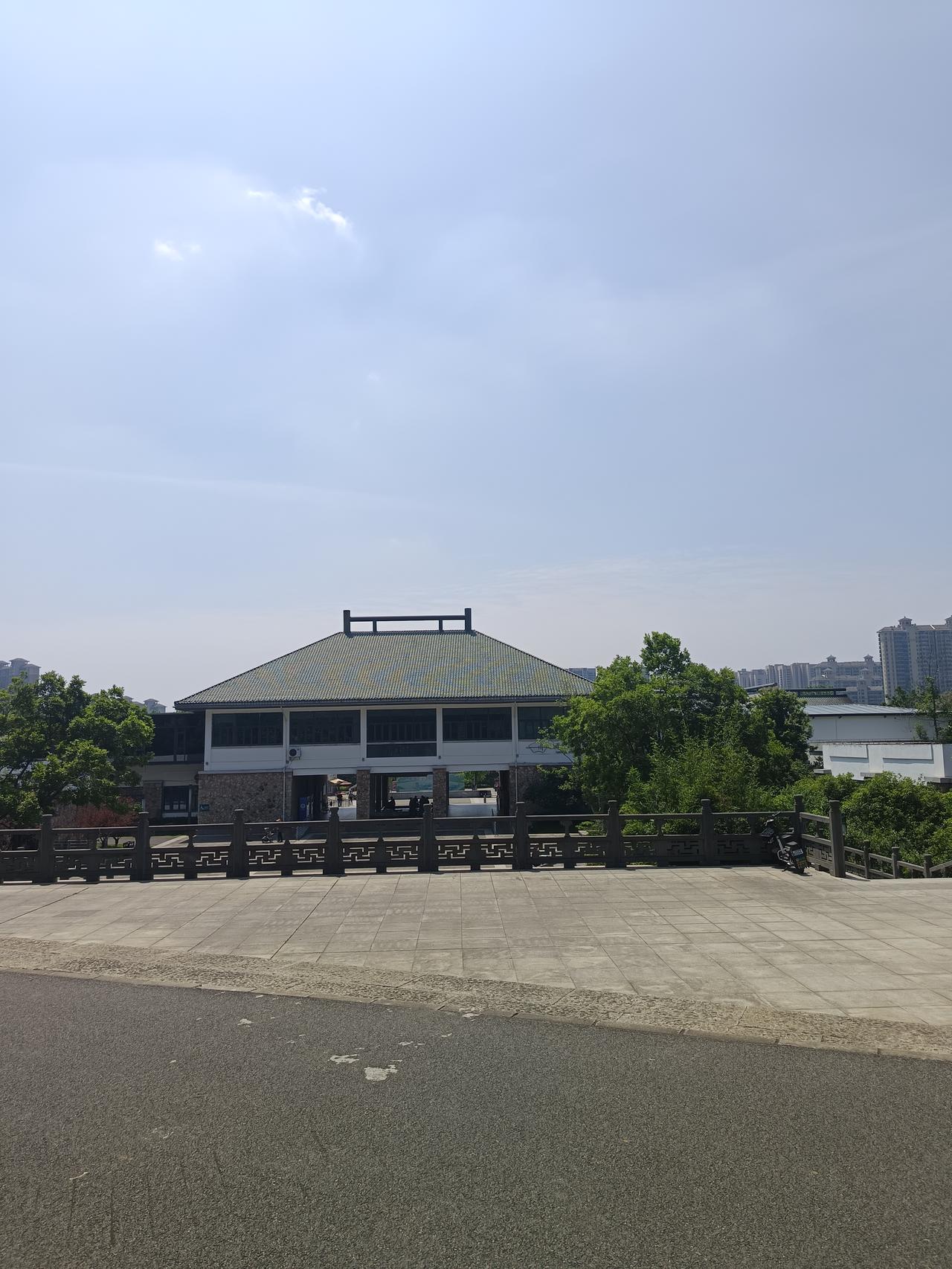 没有父母的老家已经不是你的家。老家是我们出生的地方，是我们一辈子也忘不了的家，当