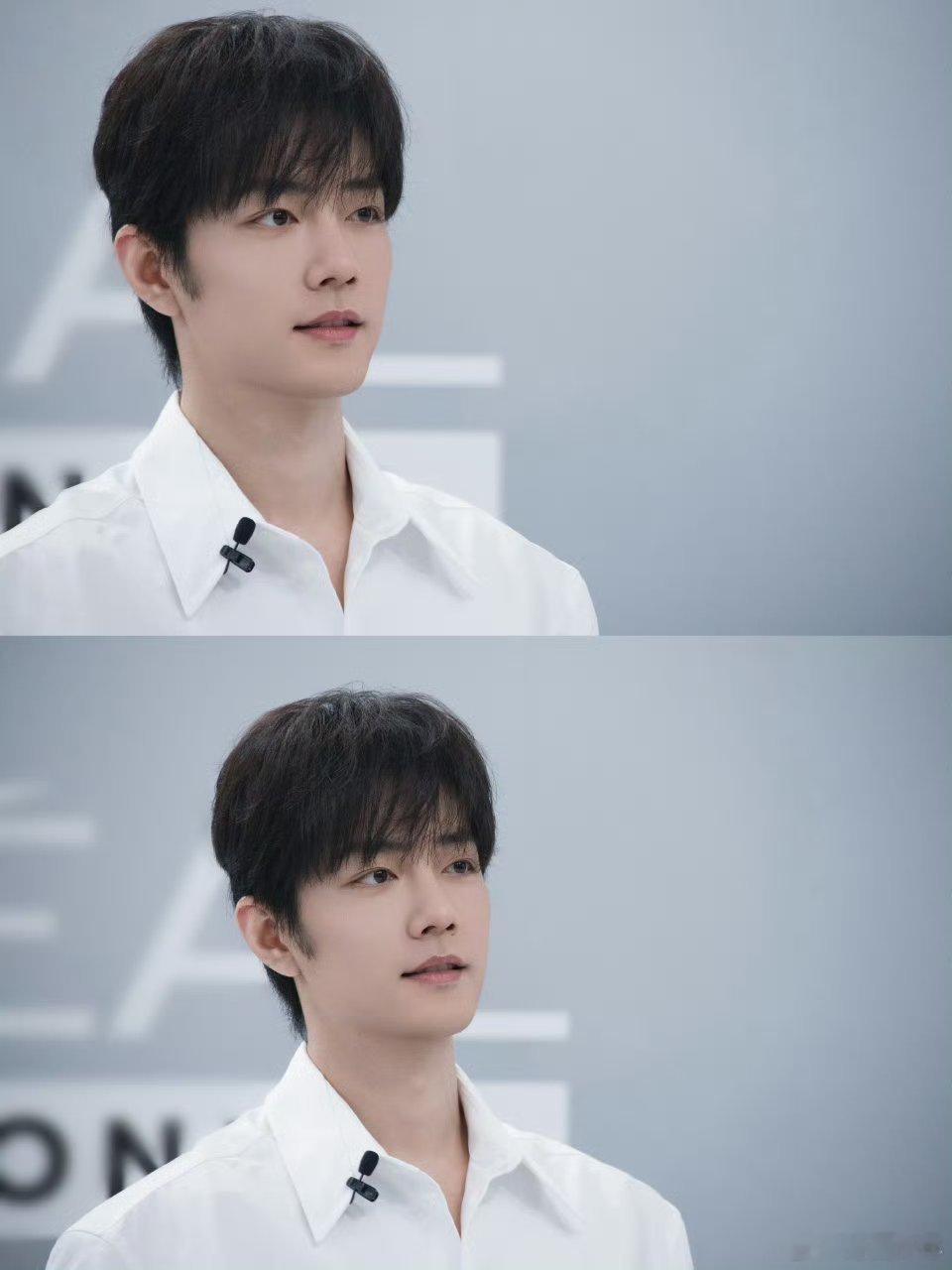 肖战白衬衫直播一袭干净白衬衫氛围感十足，清冷温柔兼具少年感，镜头下颜值超能打，满