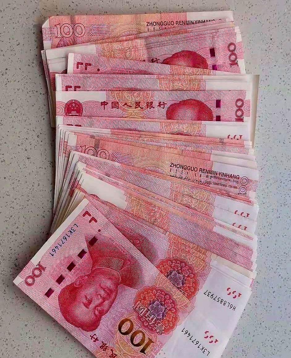 夜里，孩子睡着时，厨房台面摊着账本，数字反复按，8600进，8420出，手心只剩