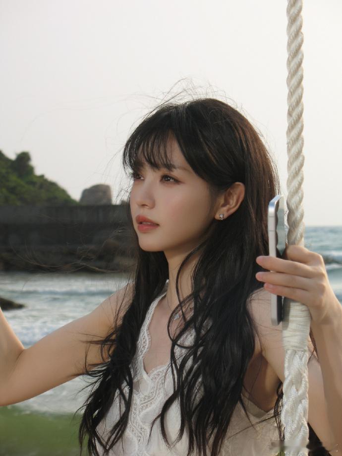田曦薇夏日清新海盐味清新海盐味的田曦薇裹挟海风的夏日浪漫，田曦薇清爽灵动，柔和眉