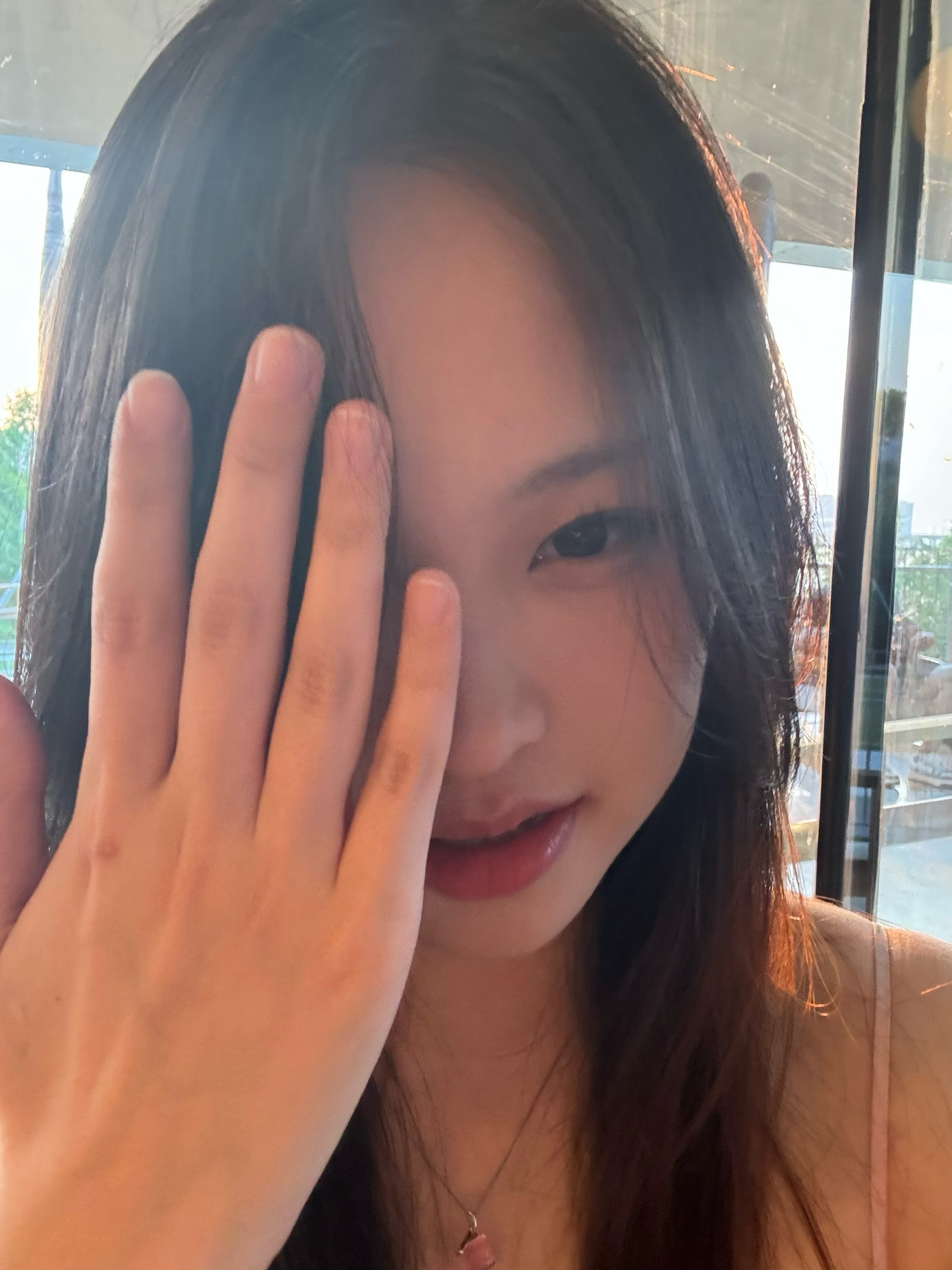 好顺直，，一边的假睫毛被我扯掉了……脱口而出…… 