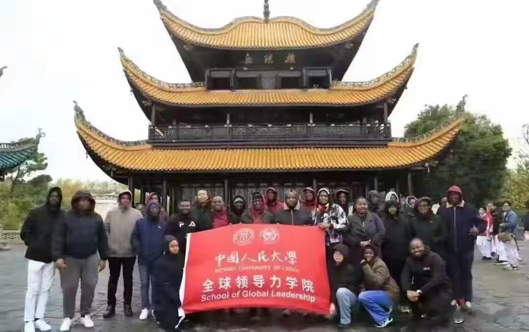 天下大笑话:“全球领导力学院”横空出世——

这个学院的名称，独步天下，傲视全球
