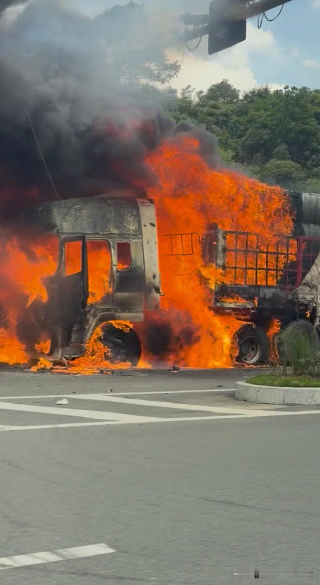 货车着火
不知道啥原因车头着火了，不一会就没了，烧成了框架，车移走还留一下一片残