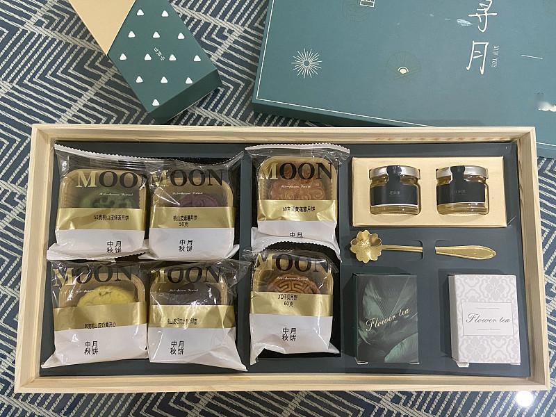 我们公司今年中秋放了3天假，还发了两盒月饼，一盒是传统莲蓉蛋黄的，另一盒是流心奶