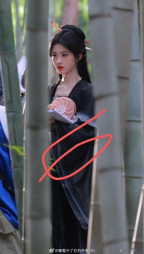 鞠婧祎来战黑衣路透黑衣阿黛好漂亮啊[鼓掌][鼓掌][鼓掌][爱你]鞠婧祎来战黑衣