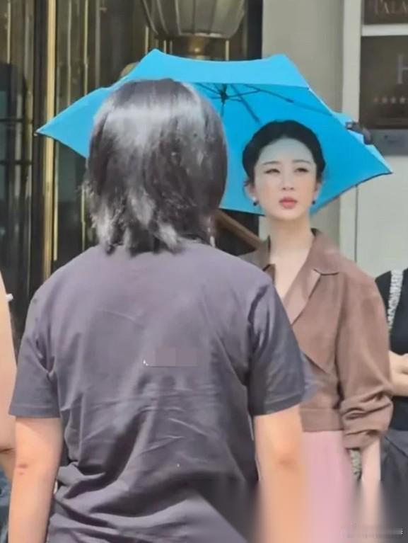 怀疑杨紫是不是不太对劲啊 明明都三十多岁的女演员了 发型不敢露额头、身材管理崩、