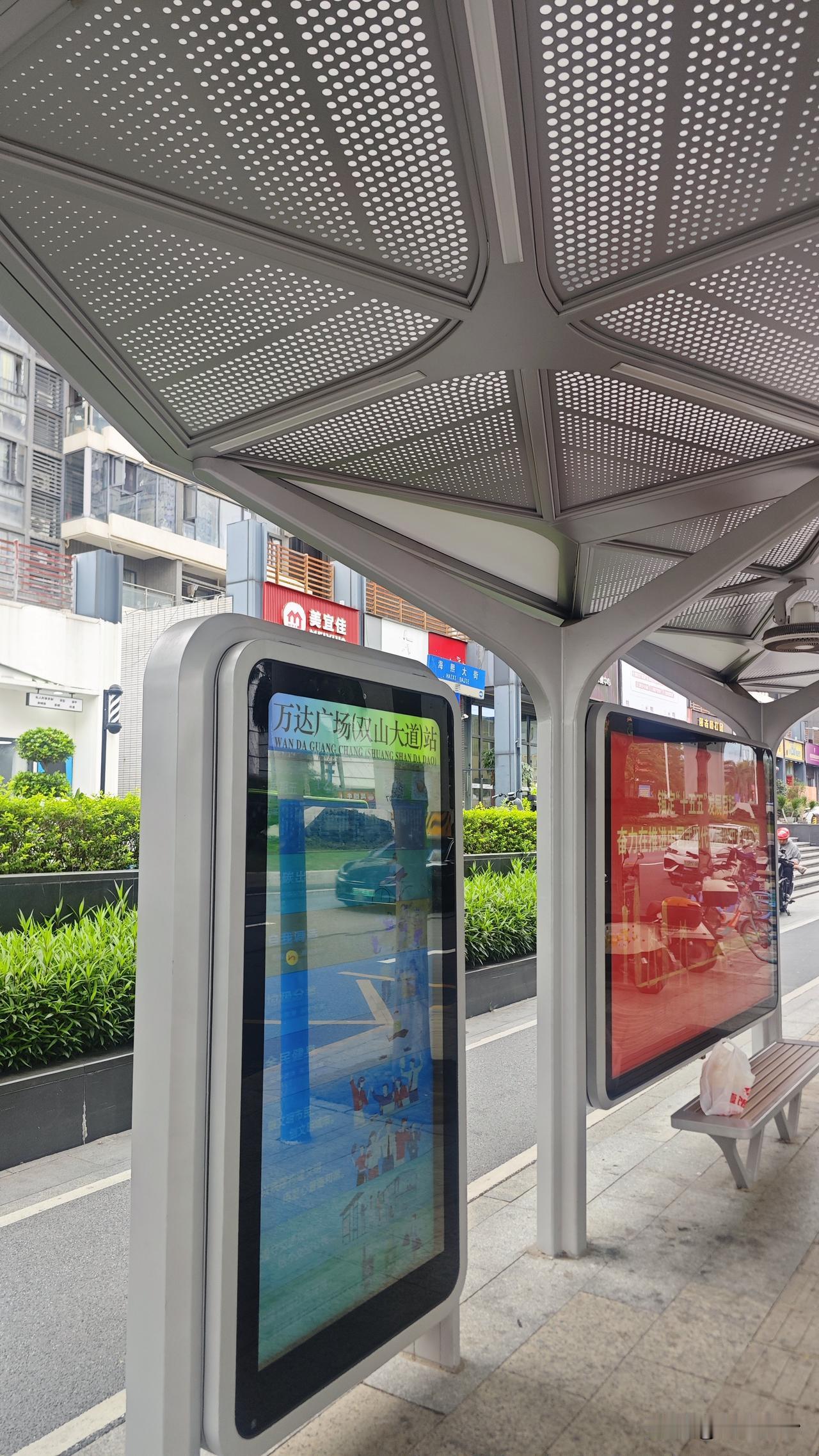超漂亮的公交站，然后只有一路公交车，大家会想起哪个成语？[捂脸]