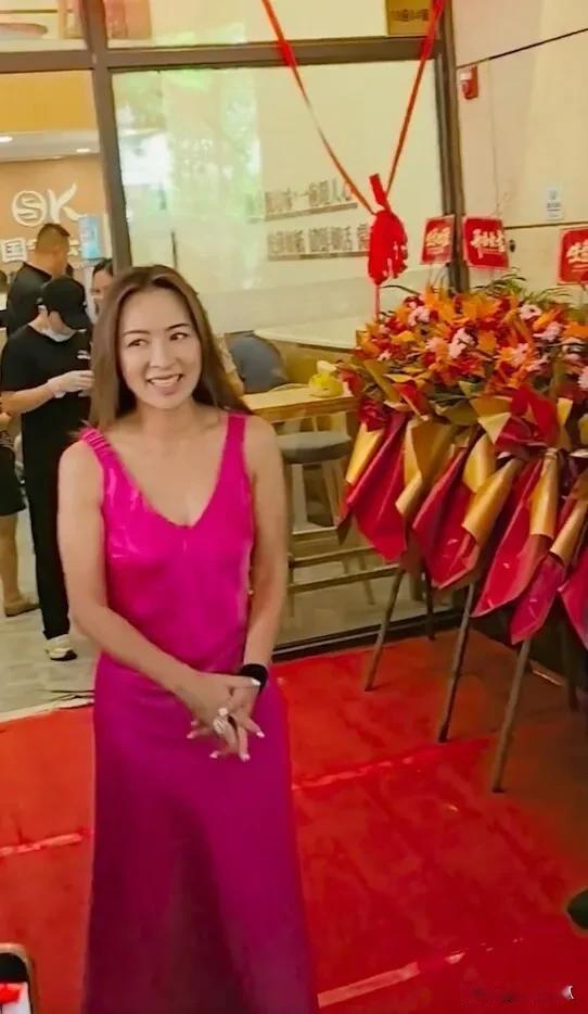 香港知名女星生意越做越大，佛山云吞店开张一身桃红色Deep V背心长裙亮相，亲自