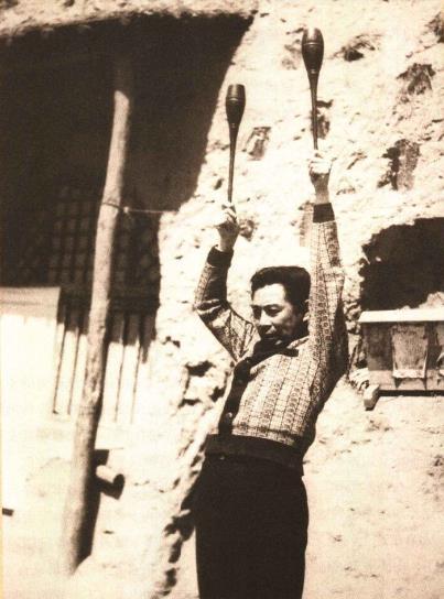 1940年3月，周恩来赴苏回国后在延安锻炼臂力的情景