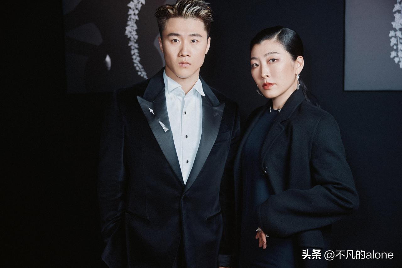 3月20日，王心迪更新工作动态，并配文“上海宝诗龙晚宴”。

王心迪晒出5张晚宴