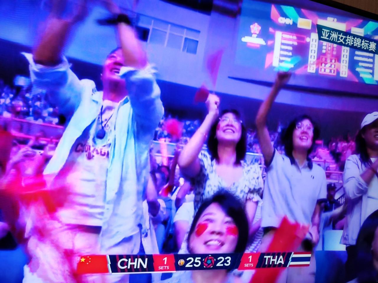 女排亚锦赛决赛，中国女排对阵泰国女排，前三局中国女排20：25，25：11，25