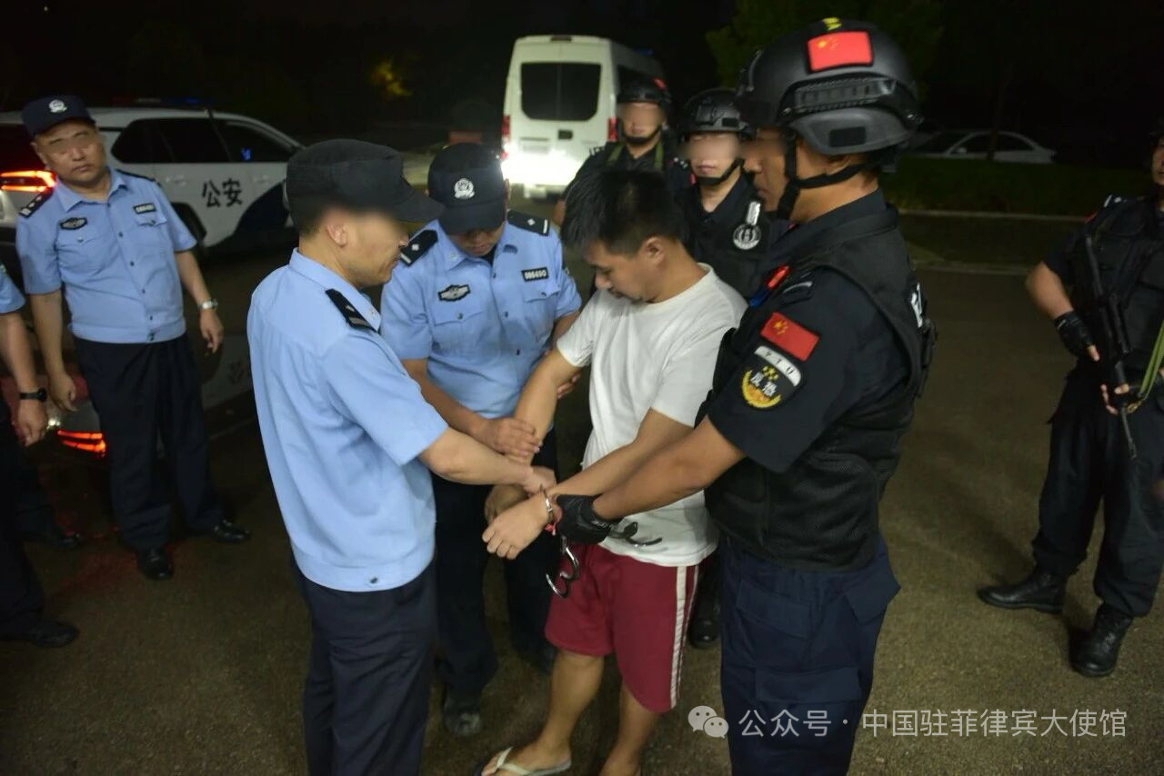 【#中菲合作遣返四名涉绑架犯罪嫌疑人#】 6月19日，中国和菲律宾两国执法部门合