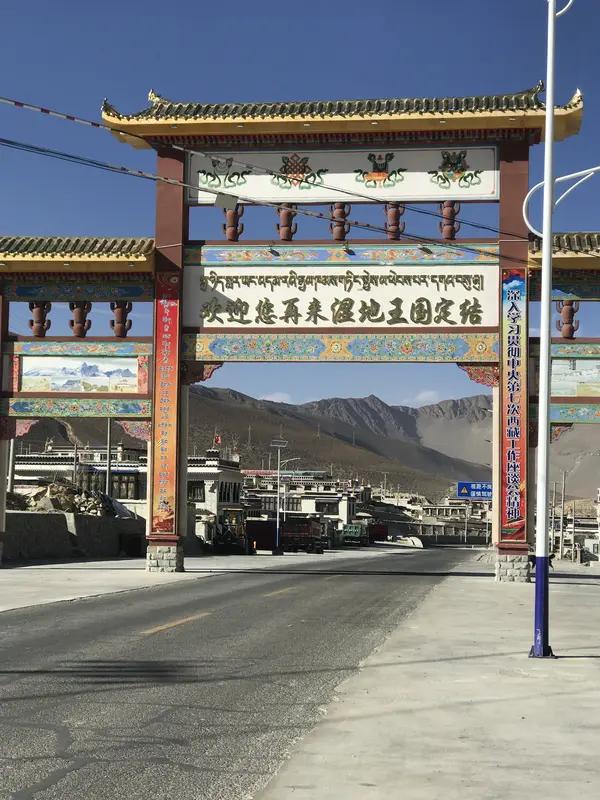 看完了生命树，其实我最不认同的一个角色，就是那个所谓的领导，最后多杰不是锁在了他