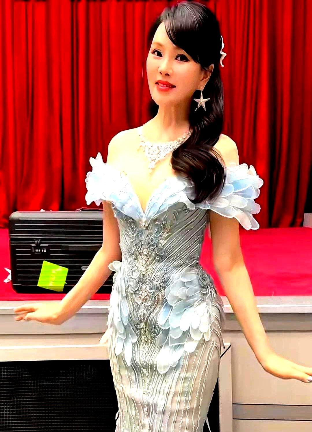 秦昊脸红了：对快60的伊能静，是生理性的馋。
 
迪拜泳池里湿着身子，腰线紧得不