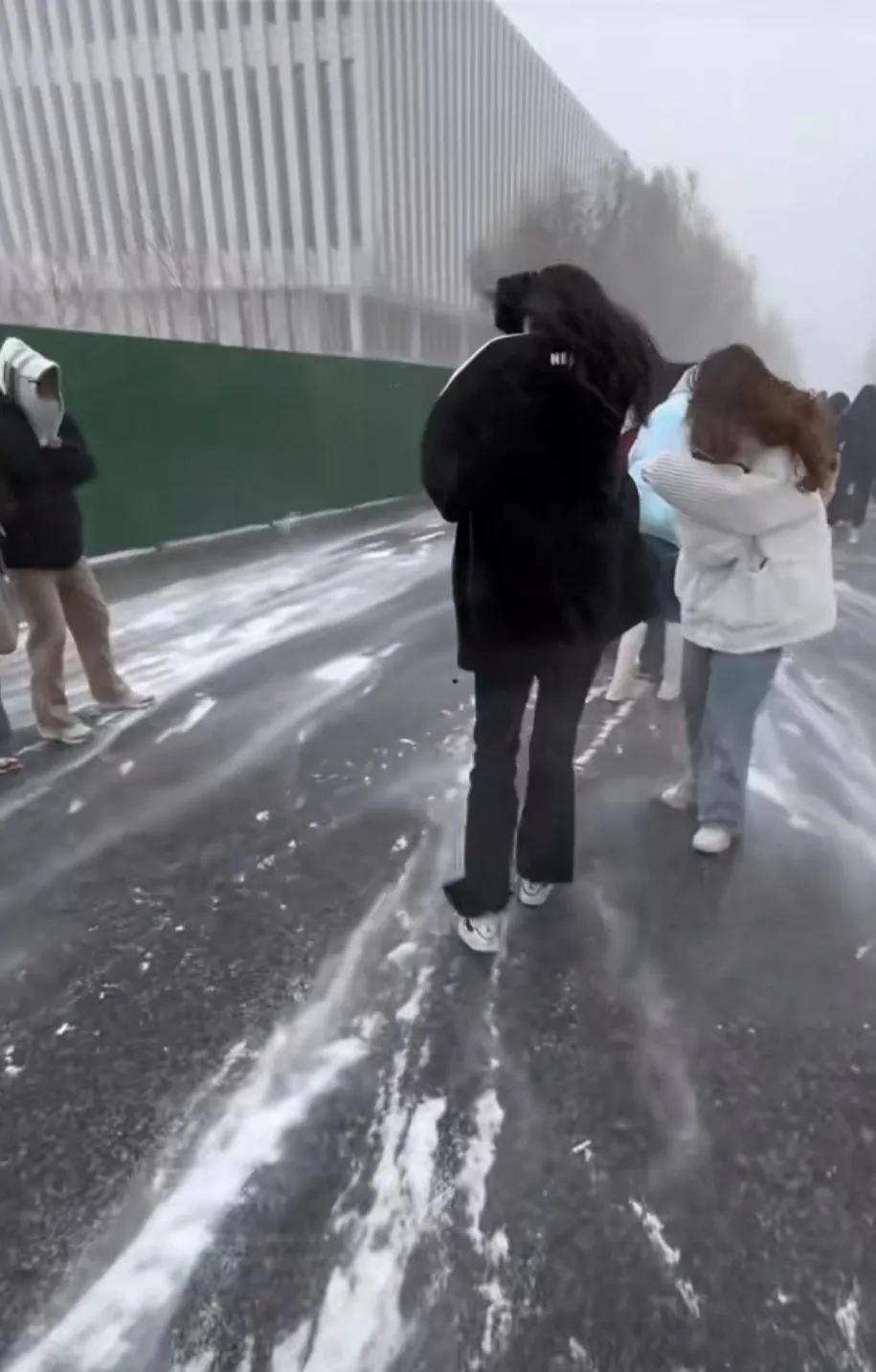 很多初到东北的南方同学，面对第一场冬雪，特别是风搅雪，表现的很难适应。
我觉得对