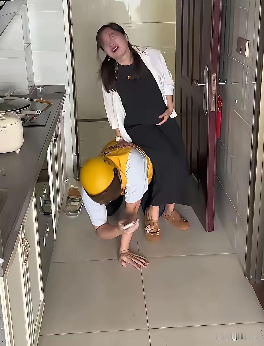 门铃响了三声，孕妇开门后突然蹲了下去，外卖小哥的决定让所有人泪目！

前两天看到