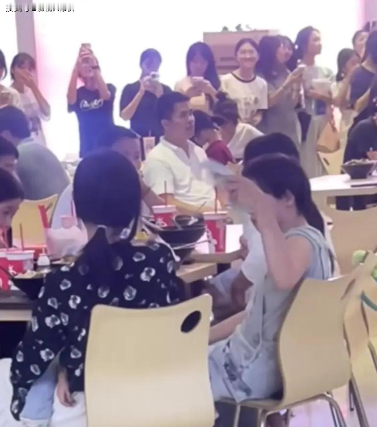 全红婵去堂嫂的工作单位玩，吃学生食堂引全校学生围观追星.读个大专也能追上星，而且