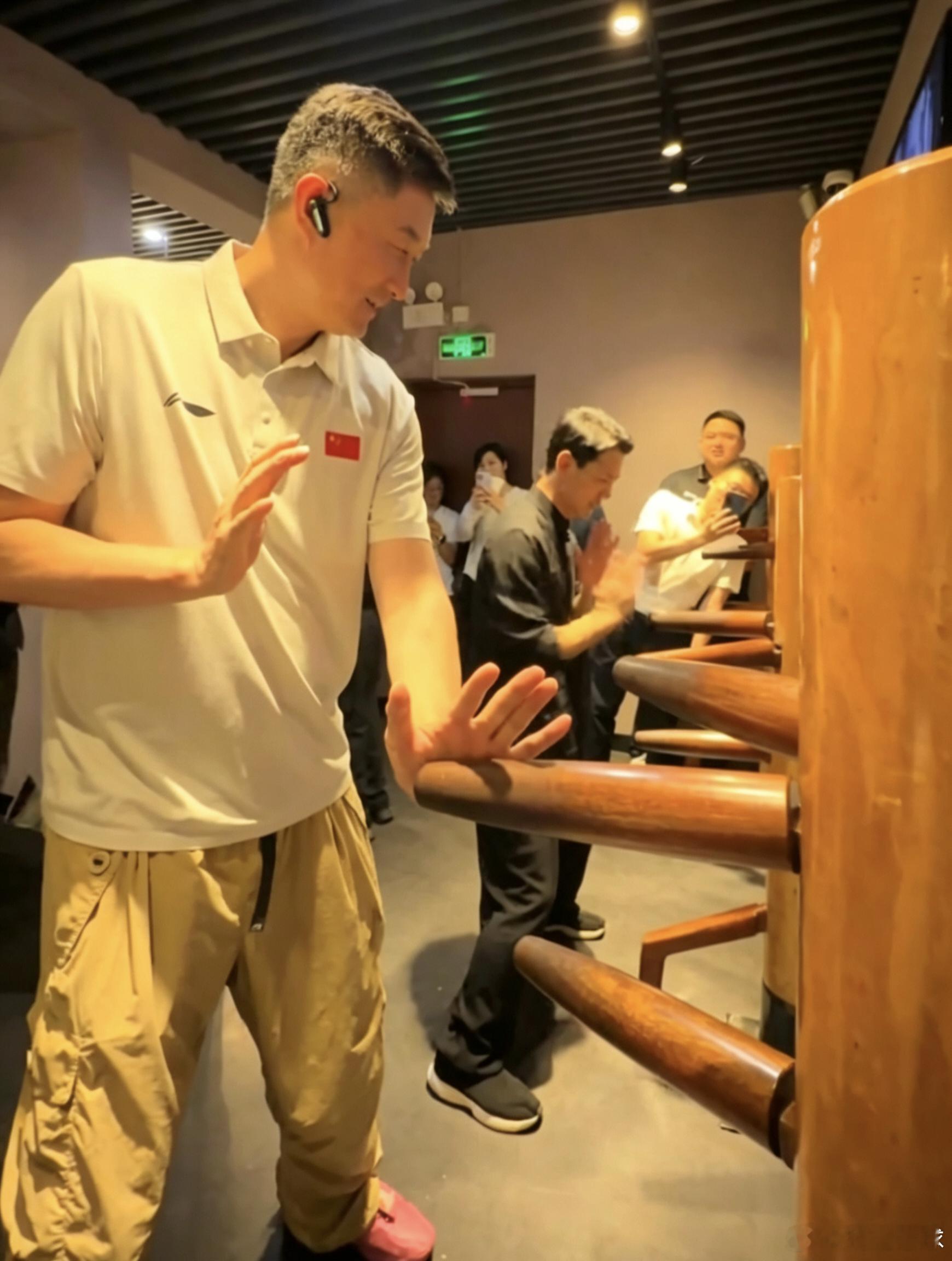 杜锋指导社媒动态更新，分享端午假期佛山之行vlog，探访祖庙、看龙舟赛、沉浸式体