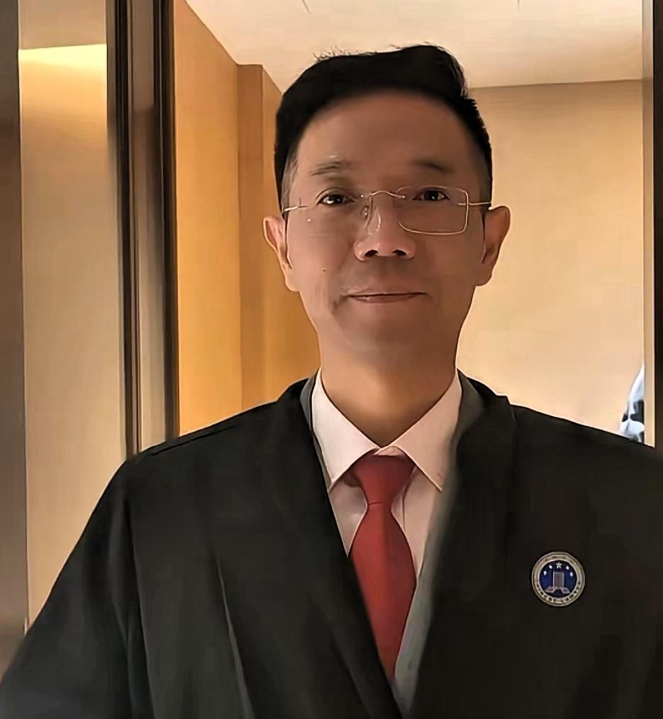 李律的话越品越有分量，原来真正的好律师从不是“案件流水线”上的操作工，而是带着温