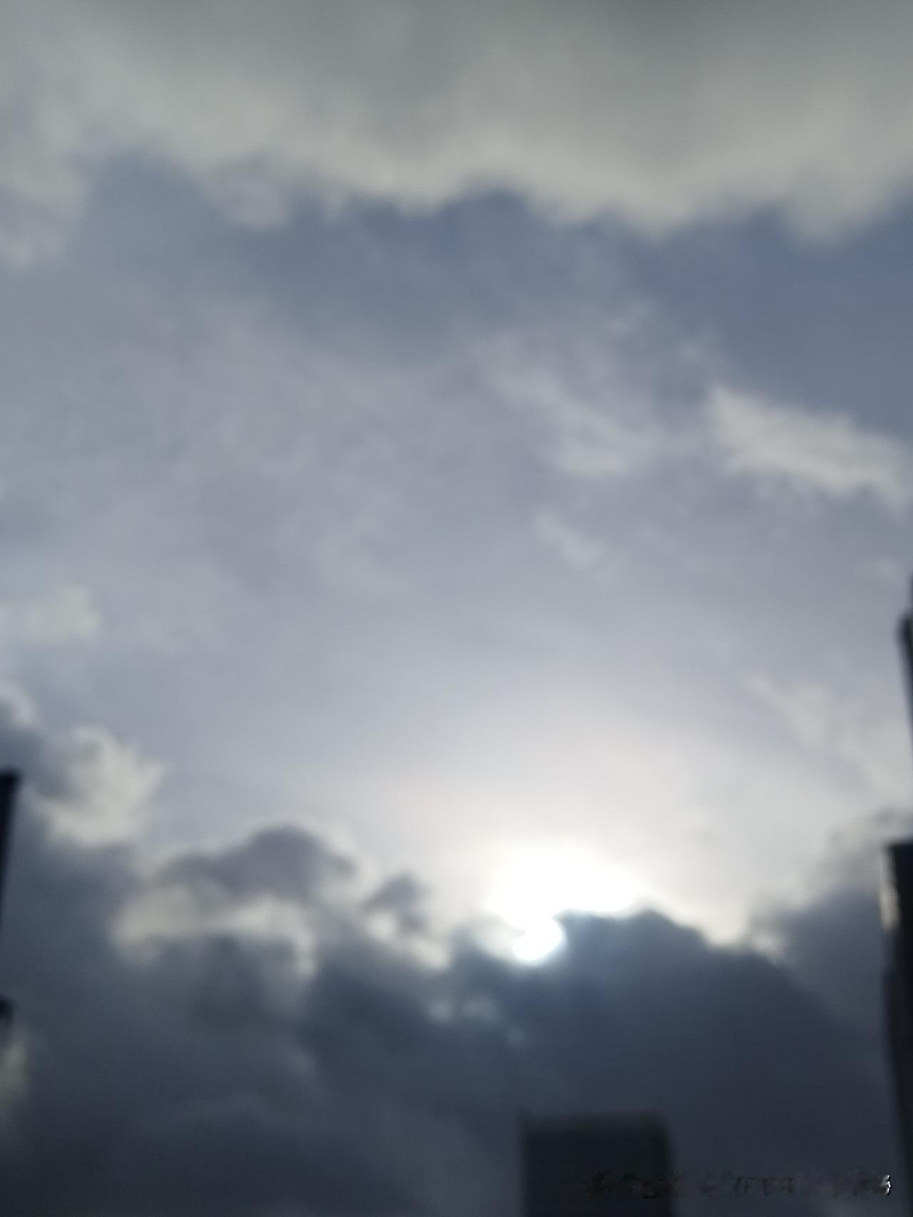 蓝天白云分享一张随手拍的美景晨光中的乌云与升起的太阳，乌云遮日，太阳努力的一点点