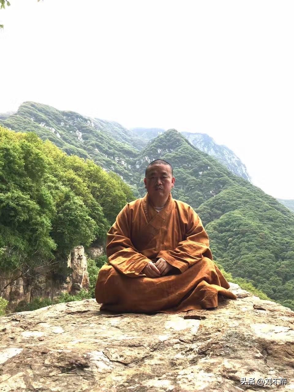 比起释永信，贾浅浅、蒋方舟等人的境遇堪称悲剧。
释永信布衣出身，却凭一己之力扛起