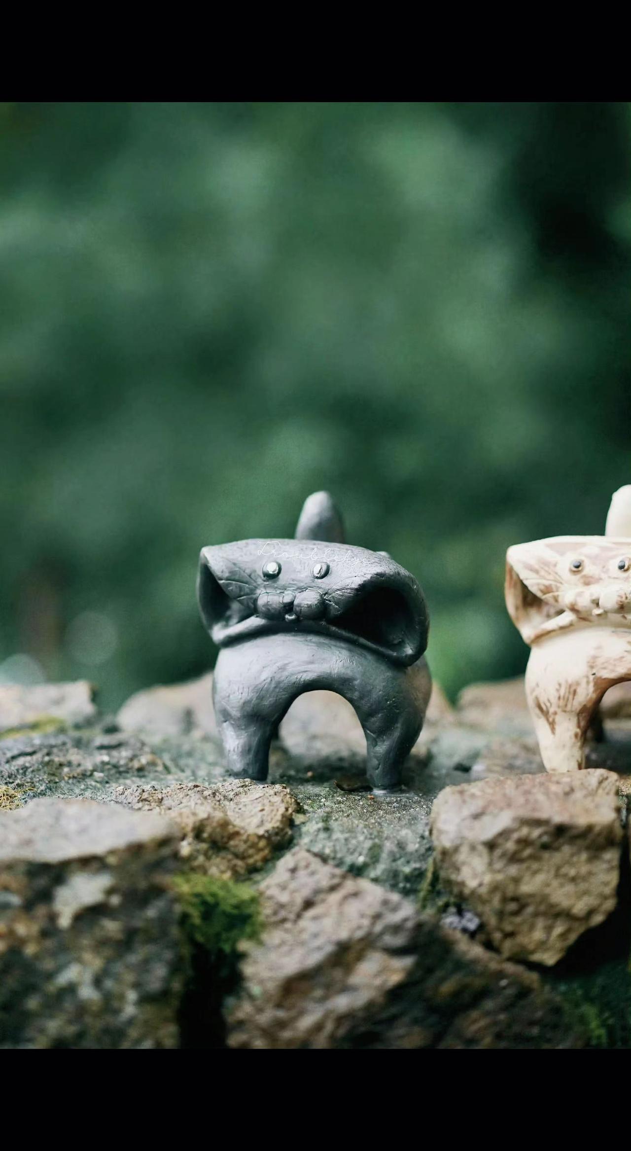 🪨石象蹲坐青苔上，岁月都慢成诗行。好运藏在纹路里，等风来轻轻摇晃～。