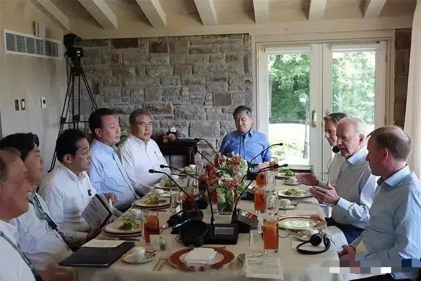 登子开会，这啥地方？车库？马厩？这么省钱，没经费了？明天公知又要出来舔了。[允悲