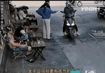 今天这大哥骑着摩托车回家，一盆水劈头盖脸泼下来，浑身上下湿得透透的。他还没缓过神