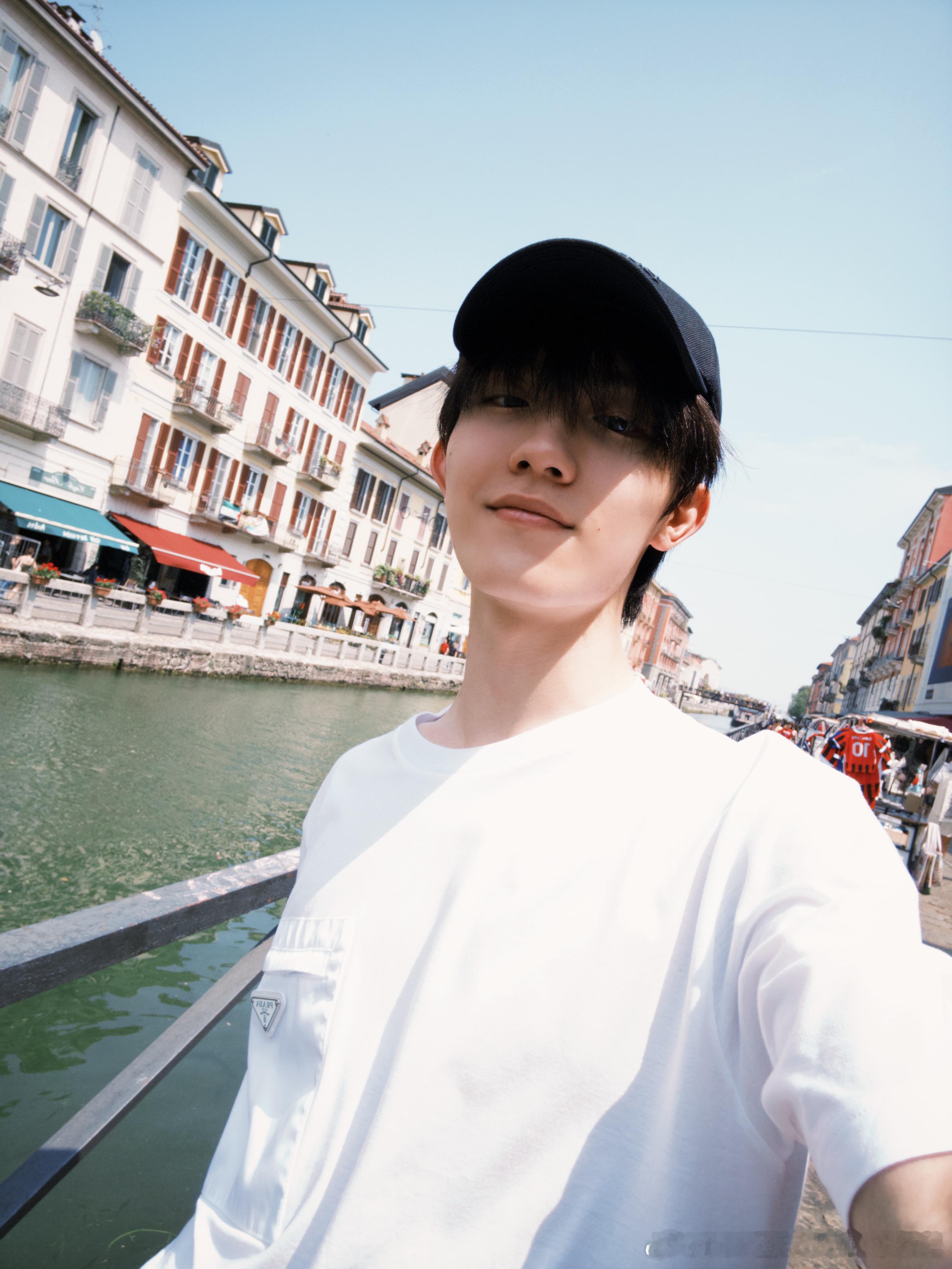苏新皓米兰plog 苏新皓米兰plog📷河边自拍🤳🏻+氛围感明信片报备型爱