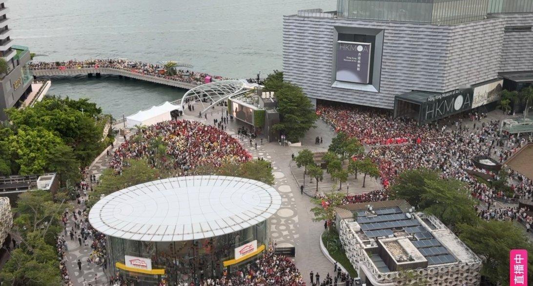 肖战香港人气场外密密麻麻的都是人，，，晚上的活动，大家一大早甚至头一天晚上就来了