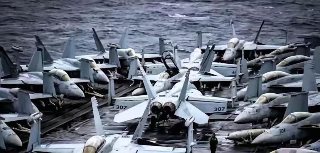 美军两架战机在南海接连坠毁，这事儿确实很蹊跷。

先摔一架“海鹰”直升机，没等大