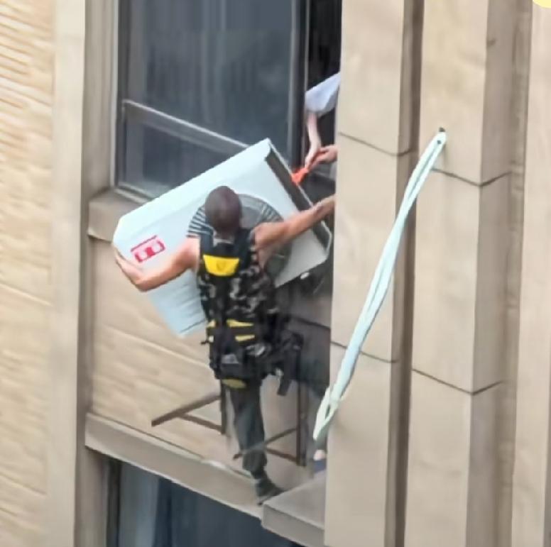 师傅安装空调外机时，外面突然下起了大雨，
只能拜托客户协助操作，
客户在里面使劲