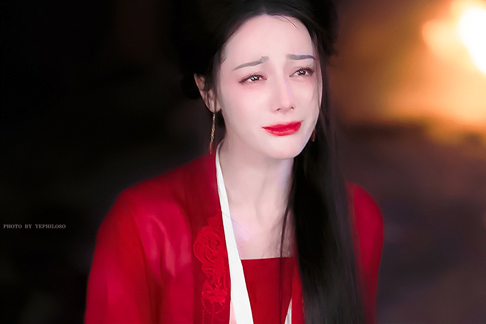 热巴最适合的古装还是凤九以前的头发造型头发很平，现在的发包好大