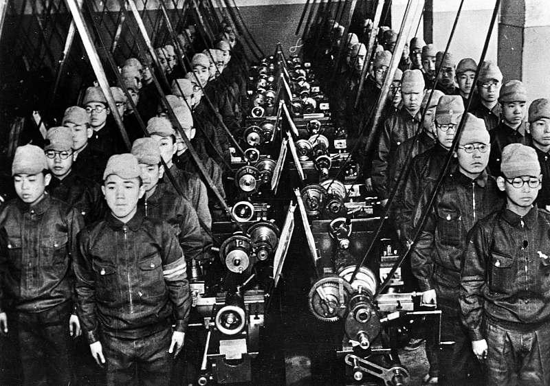 日本军工承压的连锁反应其实早就在经济层面冒头了。
就拿三菱重工的军工板块来说，过