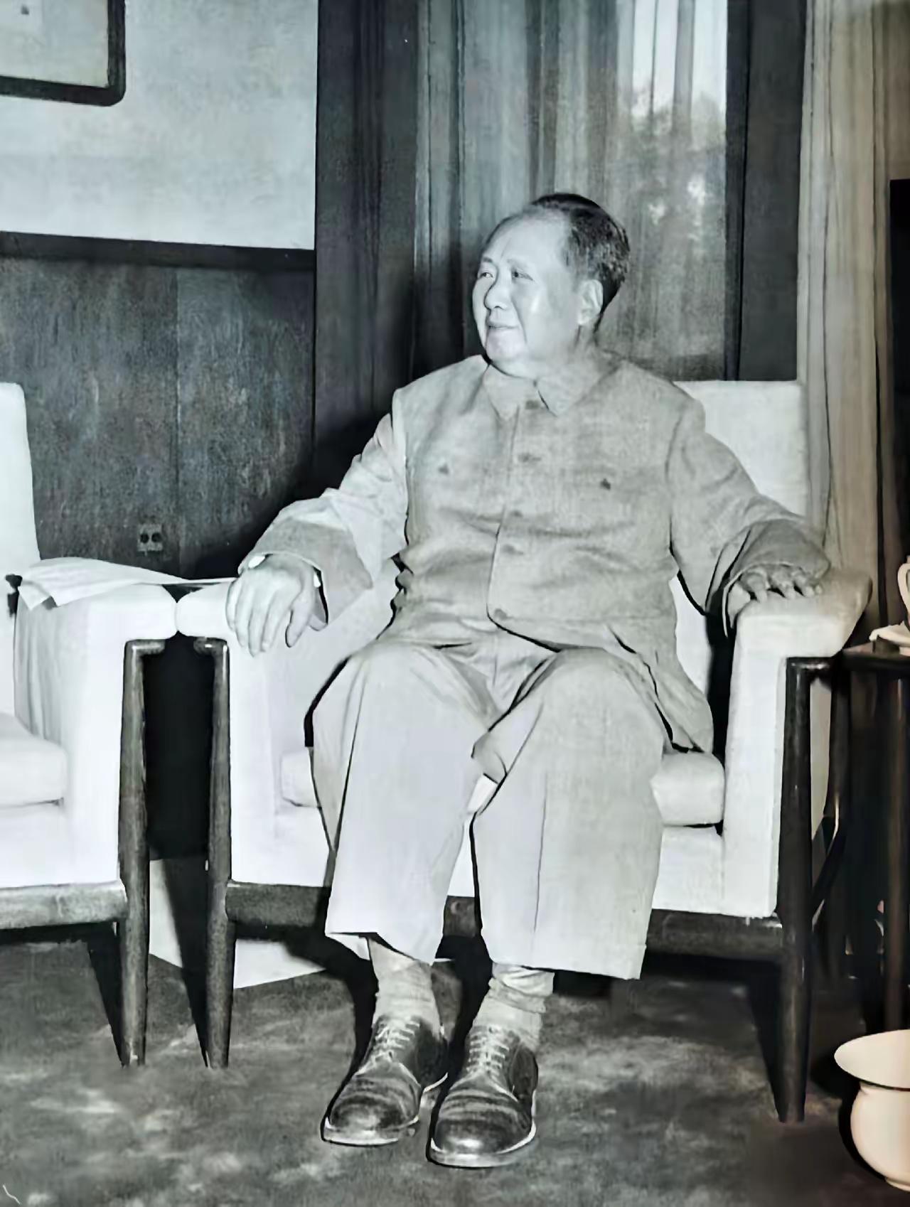 一代伟人耀千秋，人民永记在心头
 
为什么几十年过去，提起这位伟人，亿万国人依旧