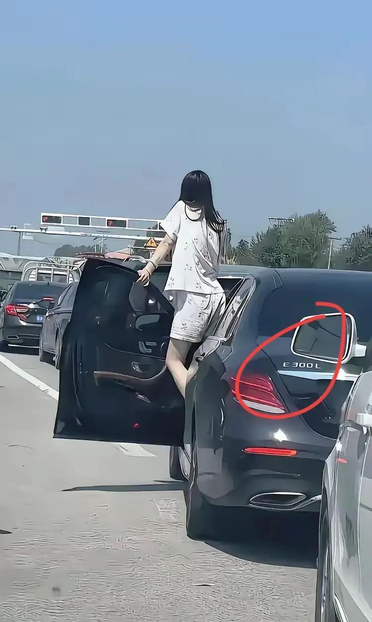 在高速上堵车的时候，突然发现前方有一辆奔驰E300Li的女司机正穿着一身睡衣在路