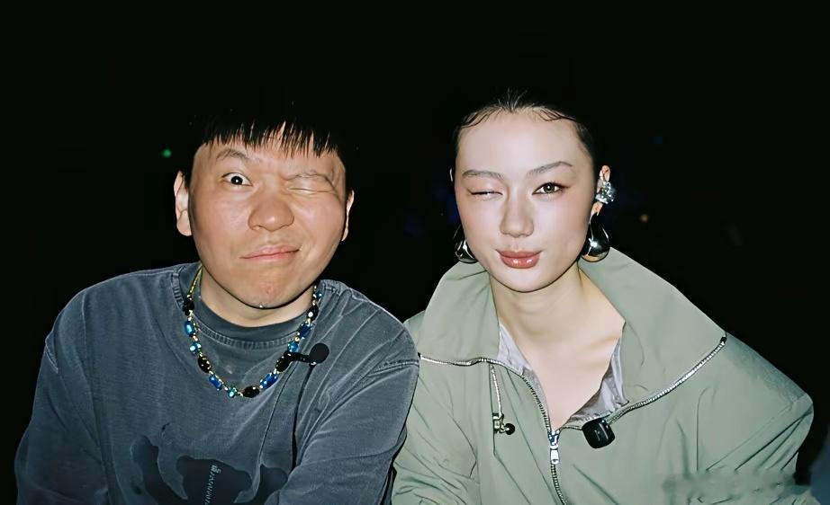 十年后，单依纯再看这张照片大概会落泪吧单姐大学刚毕业，石头就陪着一起做音乐，一路