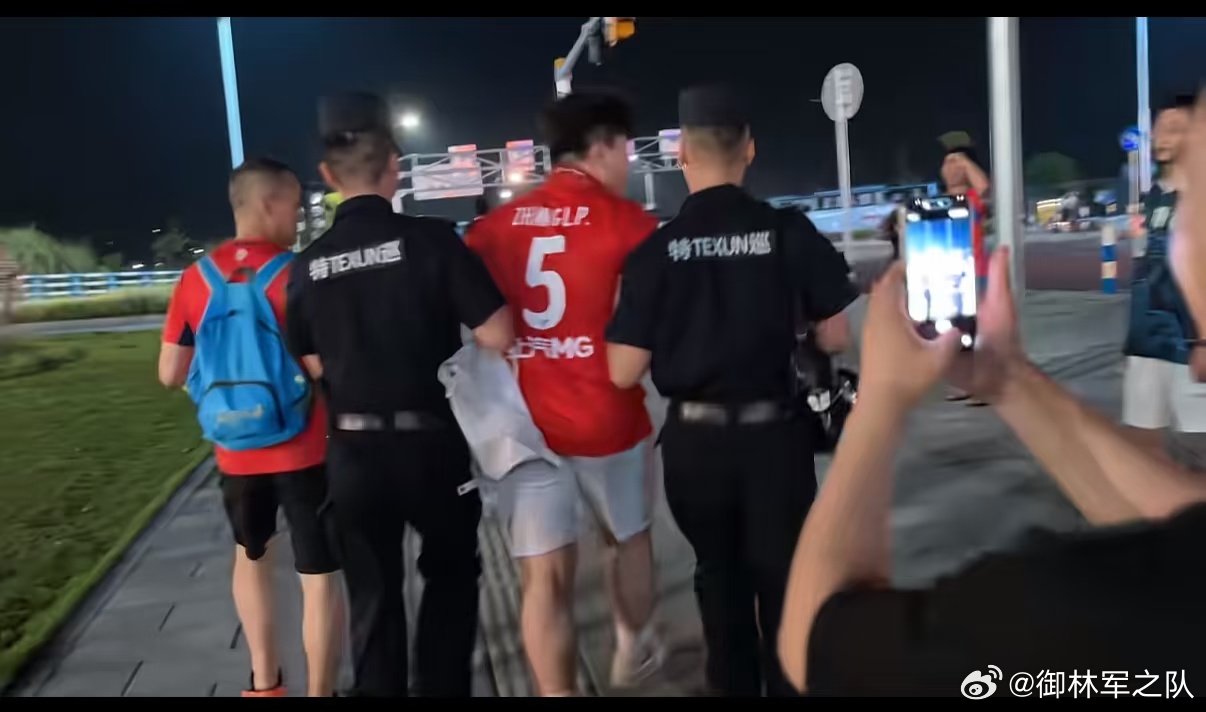 作为申花球迷，旁观海港客场3-2逆转重庆这场赛后风波。整场攻防节奏拉满，海港完成