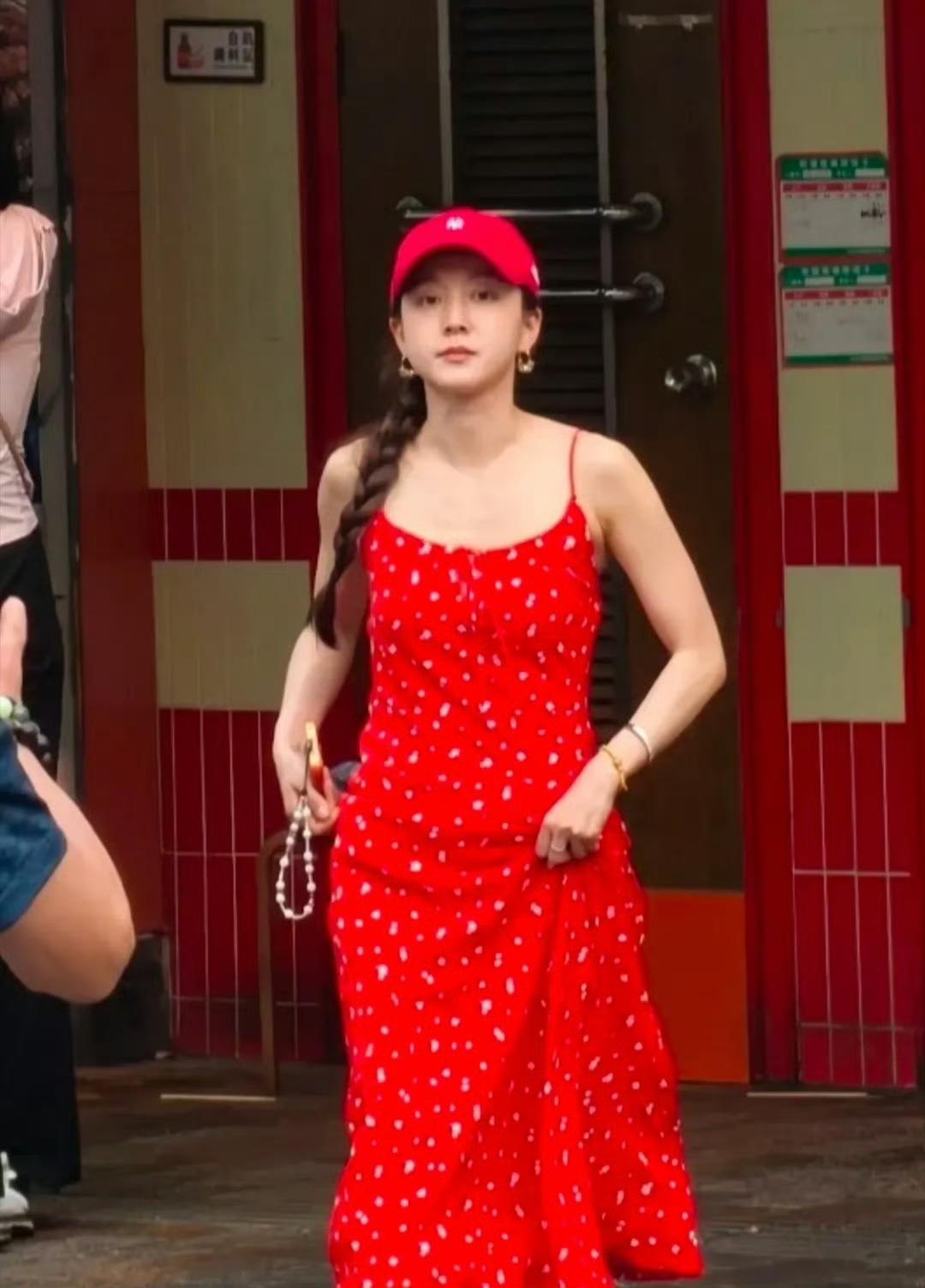 马龙一家海口度假，妻子夏路透生图惊艳，颜值气质不输明星
 
有网友在海南海口偶遇