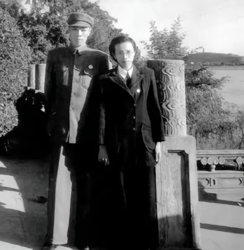 1949年南京刚破城，总统府前出现极度反常的一幕。一位穿旗袍的贵妇走到门前，对哨