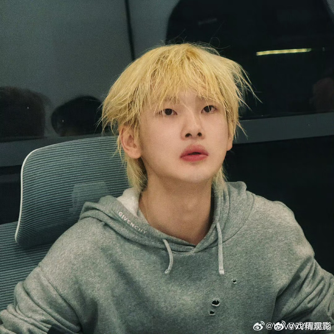 周震南吐了一屏幕 刷到周震南MV直接被惊艳，开头吐糖果的设计太会了，满屏都是糖超