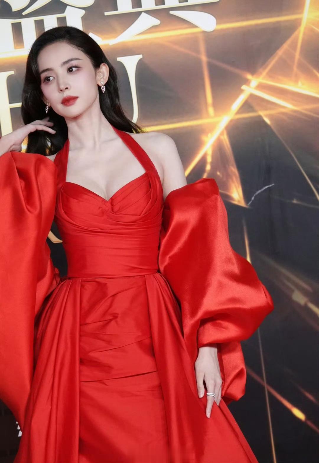 同一场活动盛典的红裙美女们！娜扎、郭晓婷、文咏珊大红裙造型，每个人都诠释了不同风