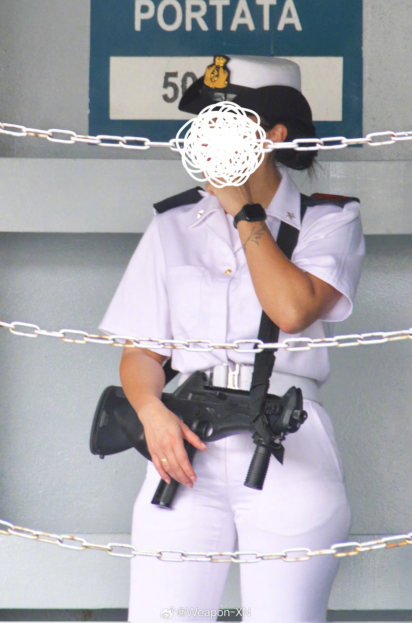#兵器影像[超话]##每天认识一件兵器# 访日意大利军舰武装更女兵手持的冲锋枪引
