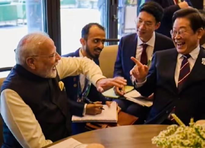 李在明手指向莫迪，怎么笑的这么开心啊？
李在明和莫迪在聊什么话题呢？
不会是在聊