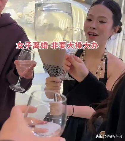 “这下真光宗耀祖了！”女子离婚，大办宴席庆祝恢复单身，一群闺蜜还拉着横幅高调助阵
