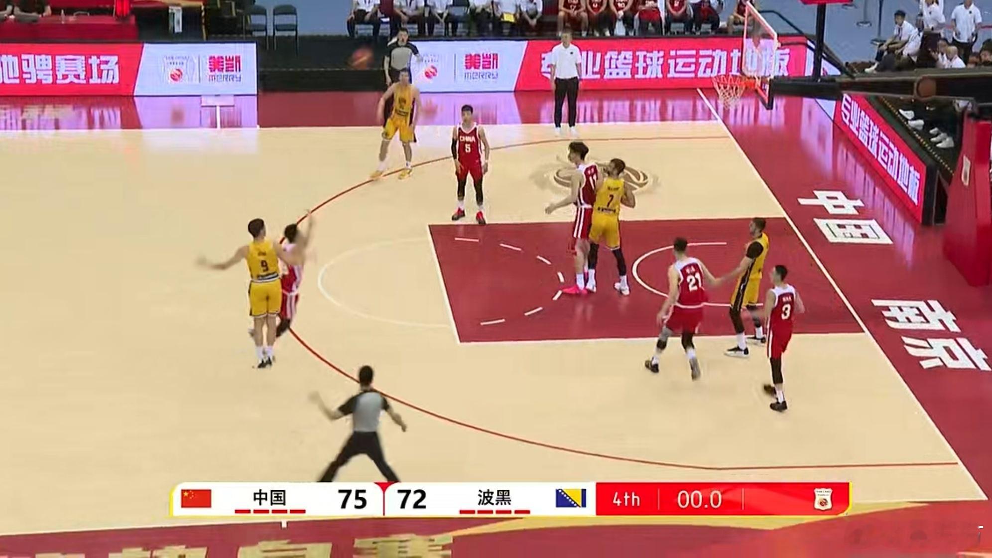 中国男篮vs波黑男篮 雷蒙最后这防守真关键，今天16分钟12分，三分2中2。 ​