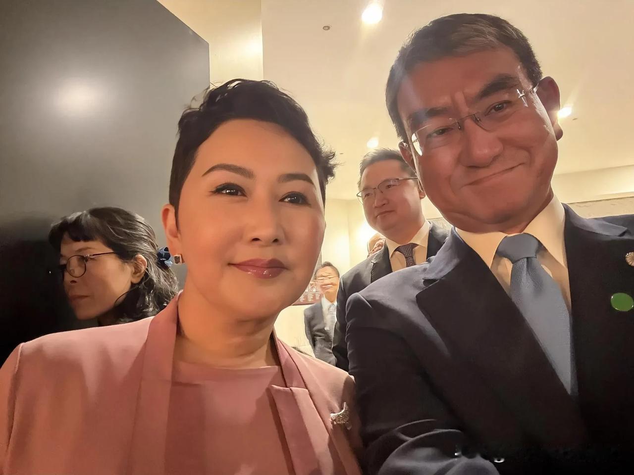 陪同日本天皇与皇后访问蒙古国的河野太郎与蒙古国对外关系与贸易部长巴特蒙赫·巴特策